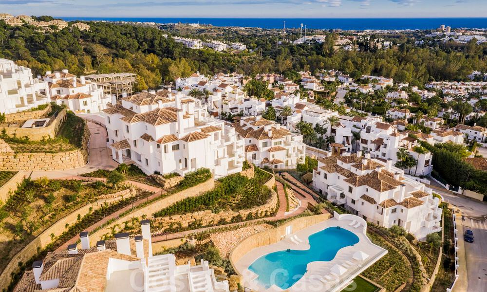 Elegante ático de lujo en venta con vistas panorámicas y sin obstáculos al Mediterráneo en Nueva Andalucía, Marbella 72000