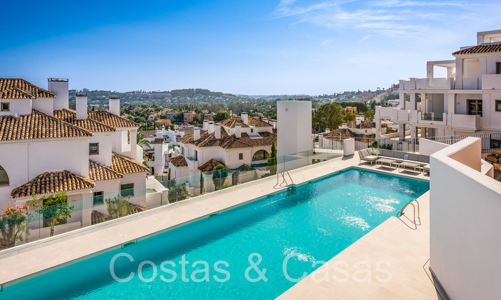 Elegante ático de lujo en venta con vistas panorámicas y sin obstáculos al Mediterráneo en Nueva Andalucía, Marbella 72105