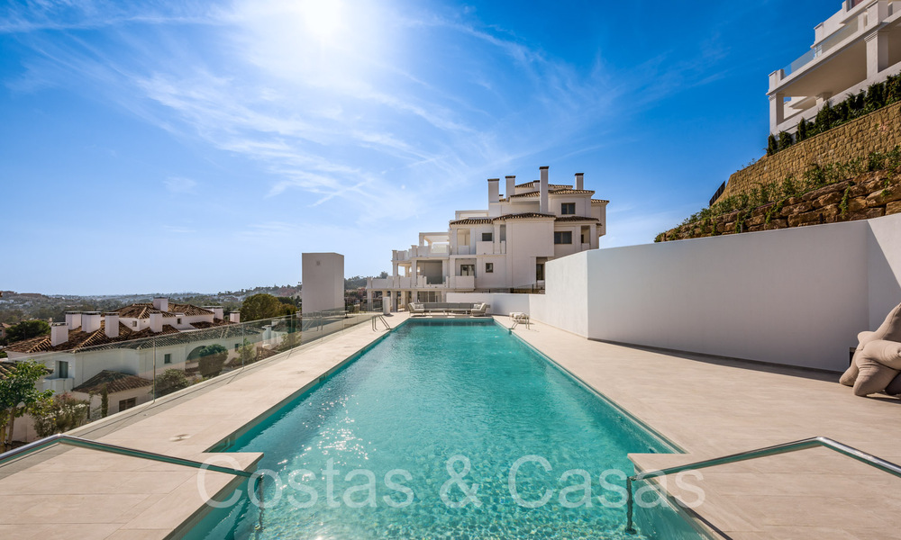 Elegante ático de lujo en venta con vistas panorámicas y sin obstáculos al Mediterráneo en Nueva Andalucía, Marbella 72107