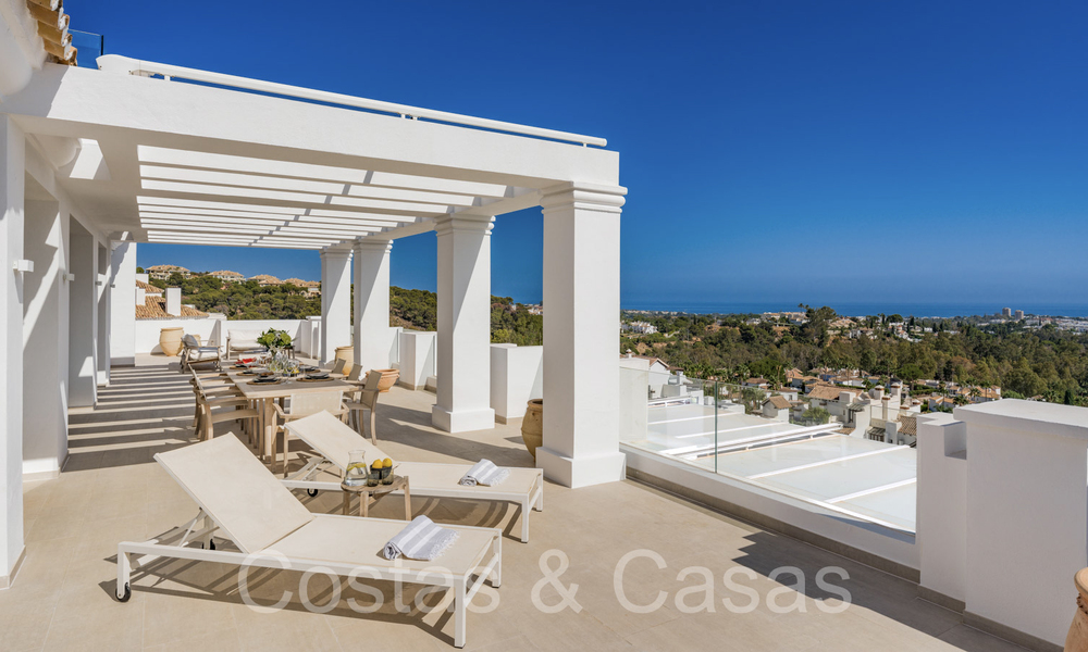 Elegante ático de lujo en venta con vistas panorámicas y sin obstáculos al Mediterráneo en Nueva Andalucía, Marbella 72112