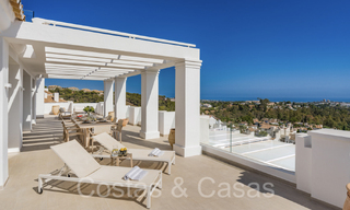 Elegante ático de lujo en venta con vistas panorámicas y sin obstáculos al Mediterráneo en Nueva Andalucía, Marbella 72112 