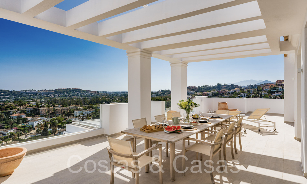 Elegante ático de lujo en venta con vistas panorámicas y sin obstáculos al Mediterráneo en Nueva Andalucía, Marbella 72113