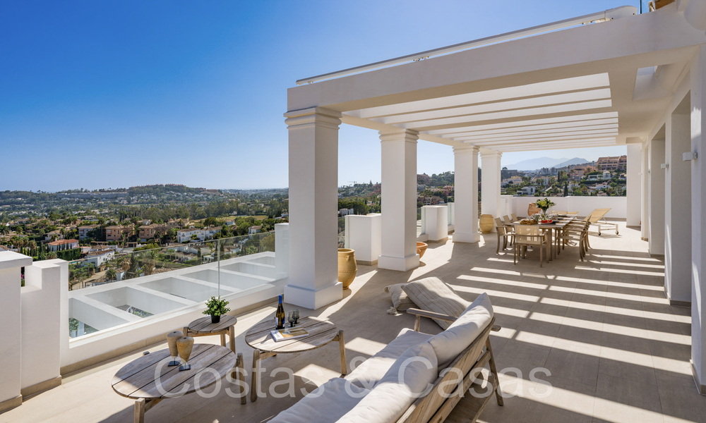 Elegante ático de lujo en venta con vistas panorámicas y sin obstáculos al Mediterráneo en Nueva Andalucía, Marbella 72117