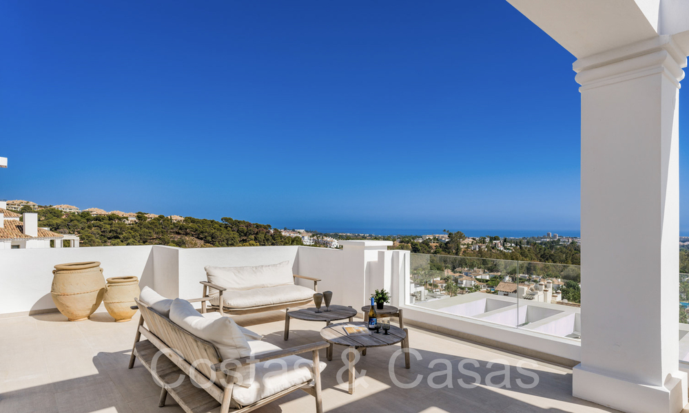 Elegante ático de lujo en venta con vistas panorámicas y sin obstáculos al Mediterráneo en Nueva Andalucía, Marbella 72118