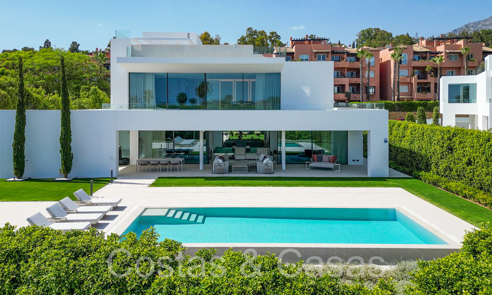 Sofisticada villa de diseño en venta cerca de la playa en la Milla de Oro de Marbella 72003