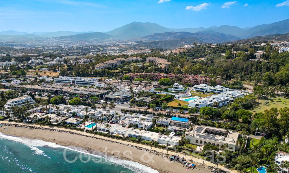 Sofisticada villa de diseño en venta cerca de la playa en la Milla de Oro de Marbella 72004