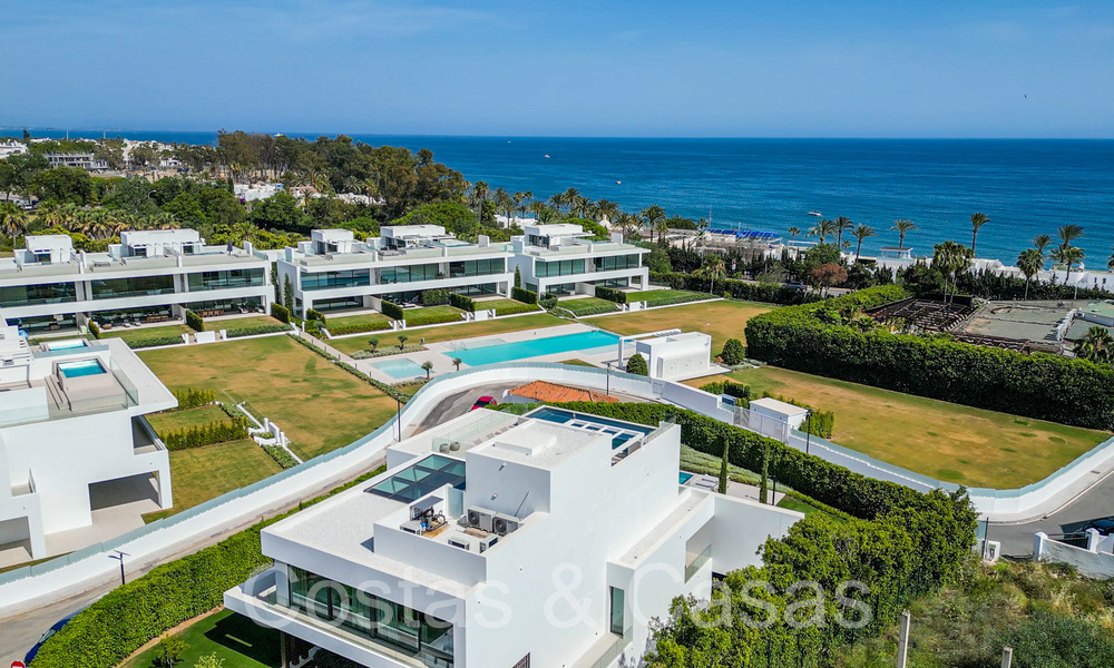 Sofisticada villa de diseño en venta cerca de la playa en la Milla de Oro de Marbella 72007