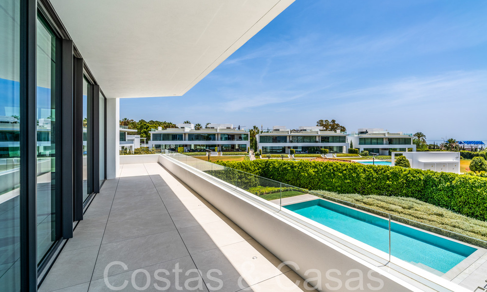 Sofisticada villa de diseño en venta cerca de la playa en la Milla de Oro de Marbella 72019