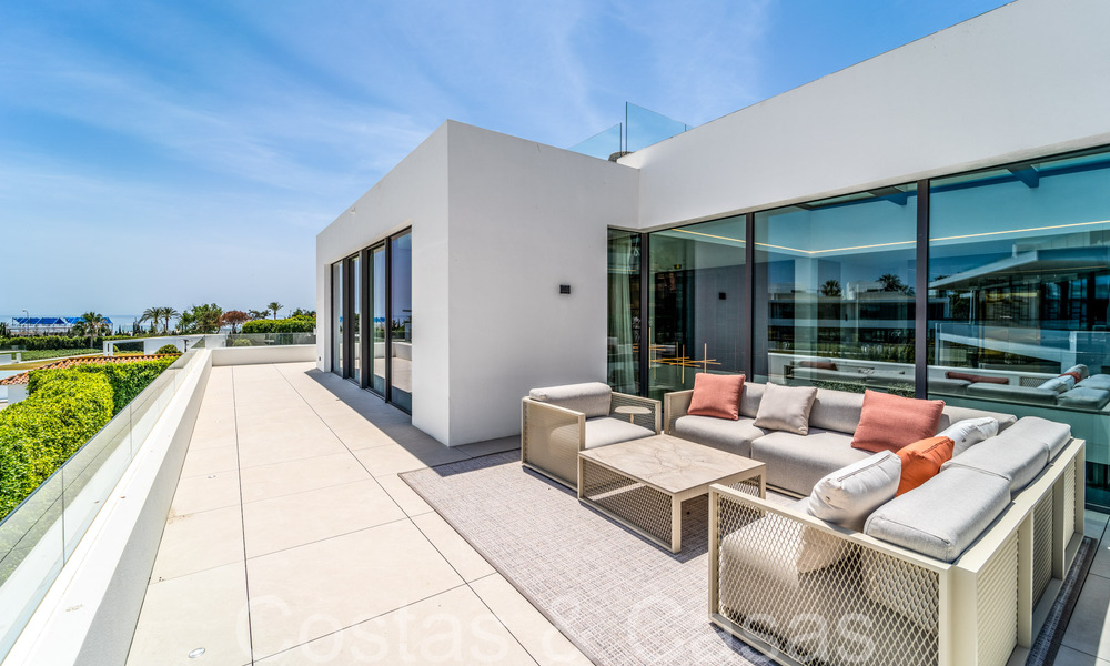 Sofisticada villa de diseño en venta cerca de la playa en la Milla de Oro de Marbella 72021