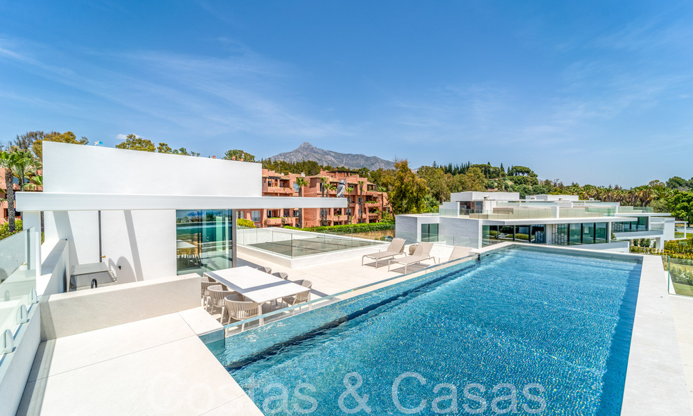 Sofisticada villa de diseño en venta cerca de la playa en la Milla de Oro de Marbella 72024