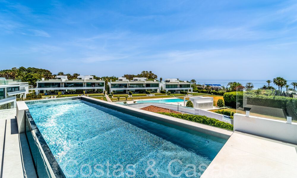 Sofisticada villa de diseño en venta cerca de la playa en la Milla de Oro de Marbella 72025