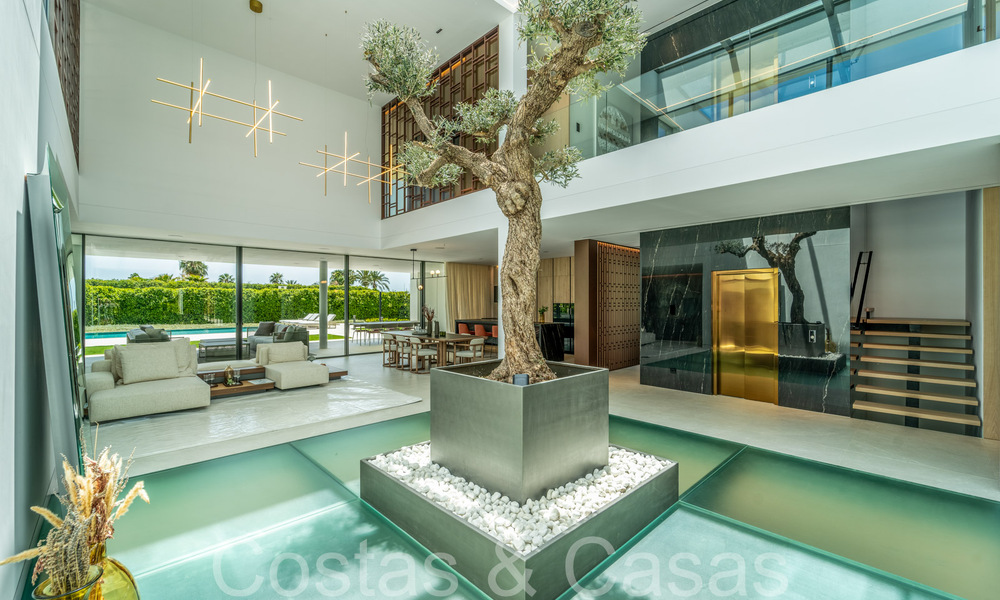 Sofisticada villa de diseño en venta cerca de la playa en la Milla de Oro de Marbella 72030