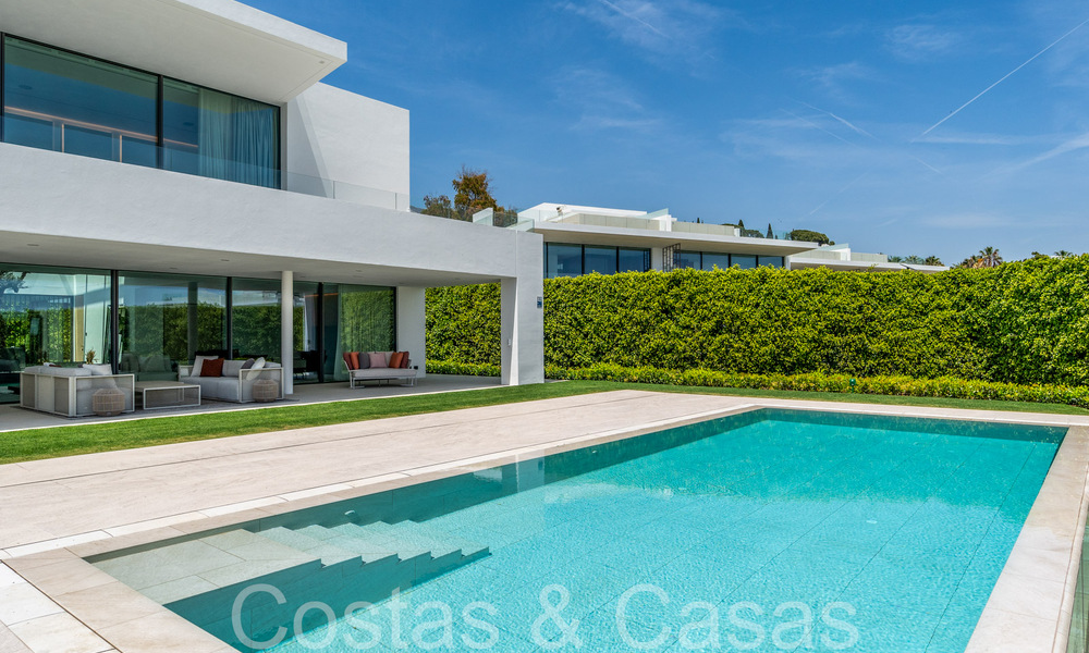 Sofisticada villa de diseño en venta cerca de la playa en la Milla de Oro de Marbella 72043