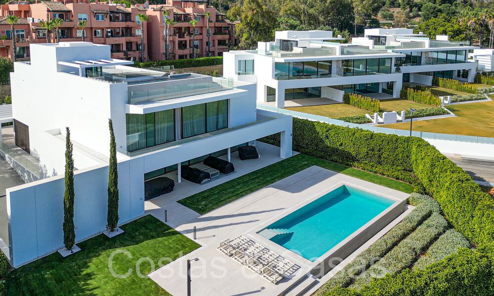 Sofisticada villa de diseño en venta cerca de la playa en la Milla de Oro de Marbella 72046