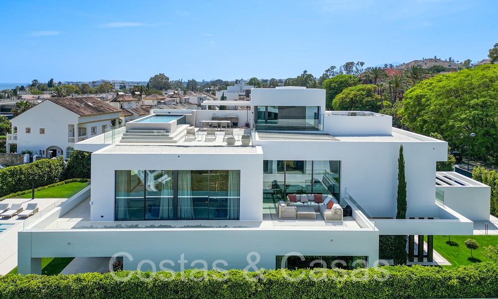 Sofisticada villa de diseño en venta cerca de la playa en la Milla de Oro de Marbella 72047