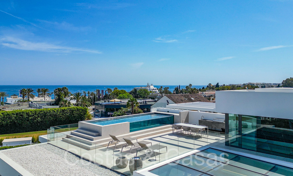 Sofisticada villa de diseño en venta cerca de la playa en la Milla de Oro de Marbella 72048