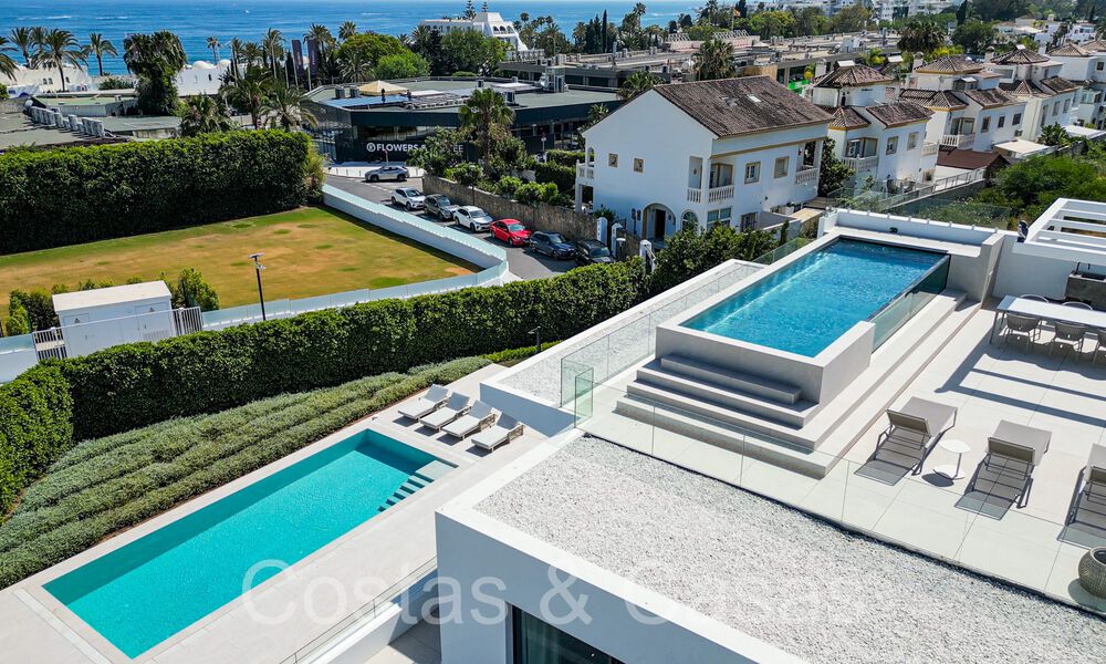 Sofisticada villa de diseño en venta cerca de la playa en la Milla de Oro de Marbella 72049