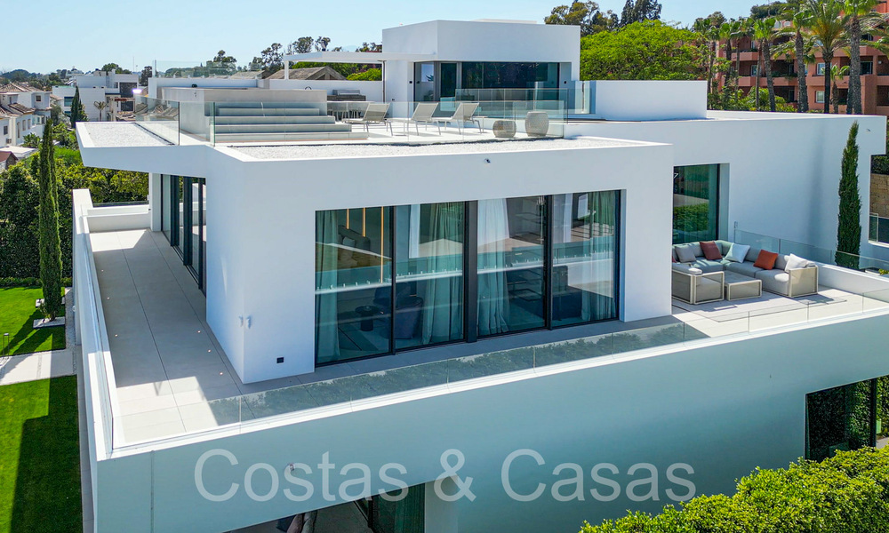 Sofisticada villa de diseño en venta cerca de la playa en la Milla de Oro de Marbella 72050