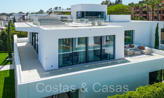 Sofisticada villa de diseño en venta cerca de la playa en la Milla de Oro de Marbella 72050 