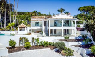 Villa mediterránea de lujo en venta con gran jardín y cabana, con vistas al mar, cerca de servicios en Marbella Este 72087 