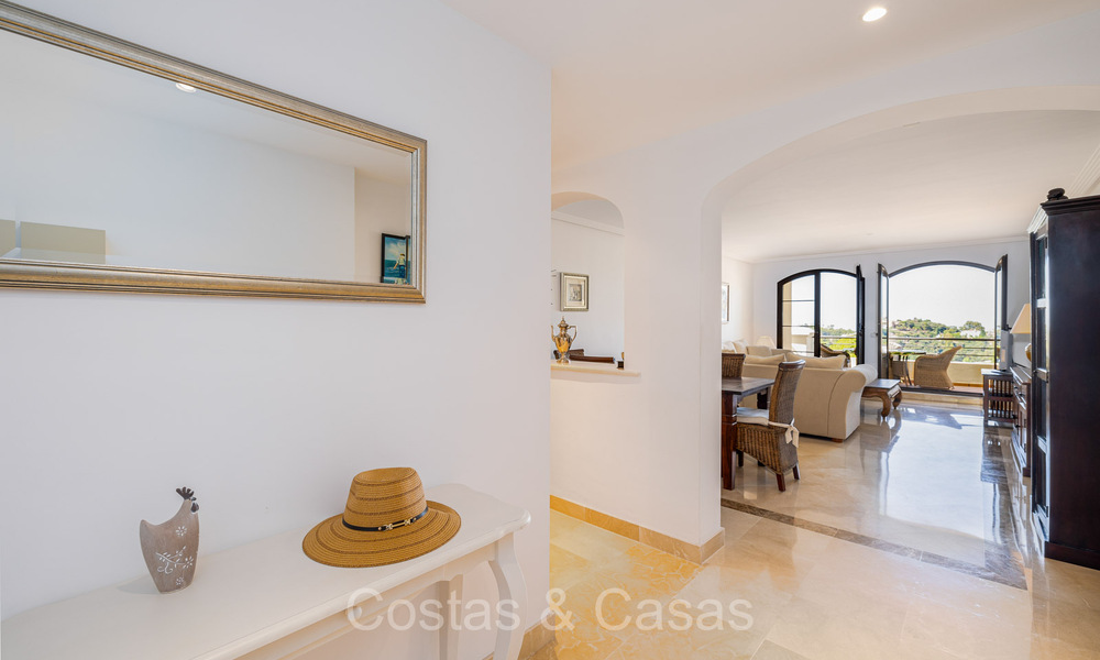 Listo para entrar a vivir, espacioso apartamento de 3 dormitorios en venta rodeado de campos de golf en Benahavis - Marbella 72135