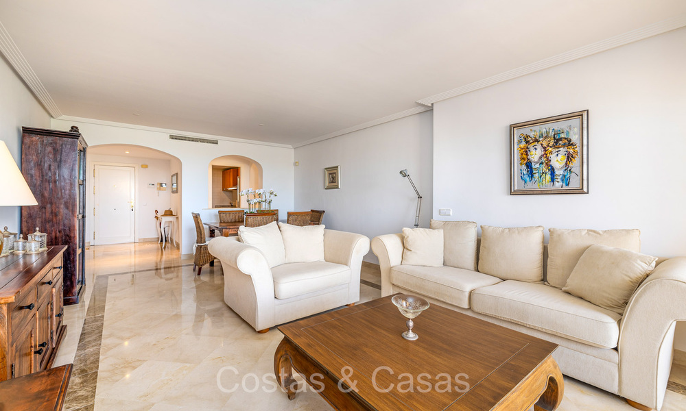 Listo para entrar a vivir, espacioso apartamento de 3 dormitorios en venta rodeado de campos de golf en Benahavis - Marbella 72138