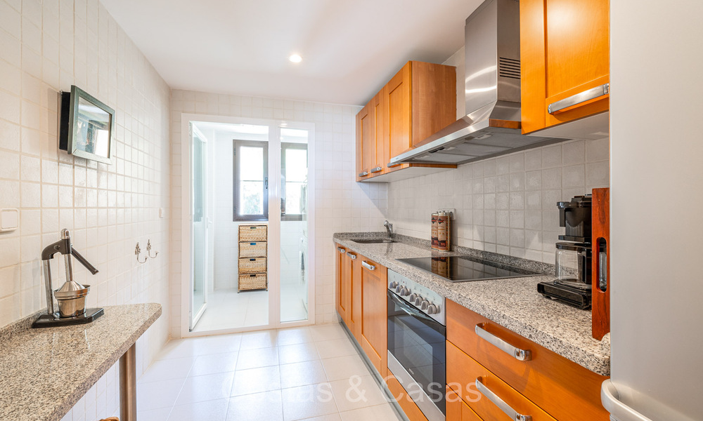 Listo para entrar a vivir, espacioso apartamento de 3 dormitorios en venta rodeado de campos de golf en Benahavis - Marbella 72146