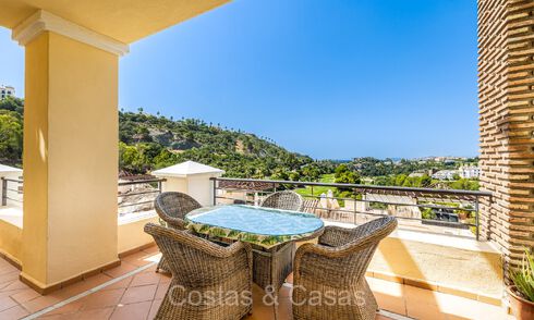 Listo para entrar a vivir, espacioso apartamento de 3 dormitorios en venta rodeado de campos de golf en Benahavis - Marbella 72148