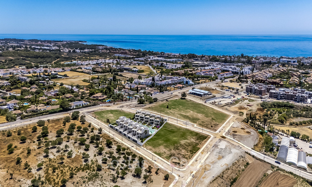 Villas adosadas de arquitectura nueva construcción en venta en la Nueva Milla de Oro, entre Marbella y Estepona 72193