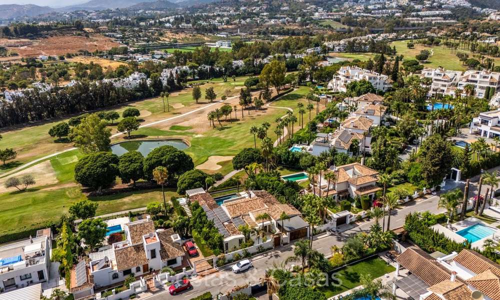 Villa de lujo elegantemente renovada en venta, junto al campo de golf en Nueva Andalucía, Marbella 72289