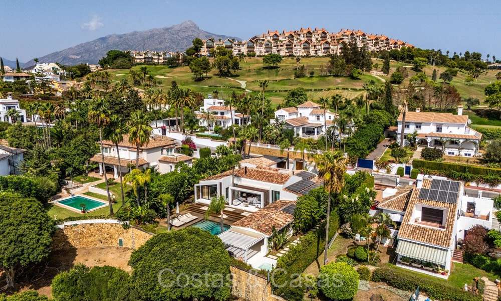 Villa de lujo elegantemente renovada en venta, junto al campo de golf en Nueva Andalucía, Marbella 72291