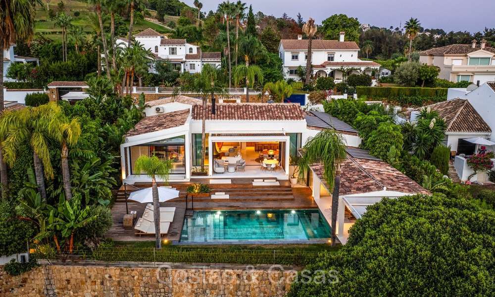 Villa de lujo elegantemente renovada en venta, junto al campo de golf en Nueva Andalucía, Marbella 72294