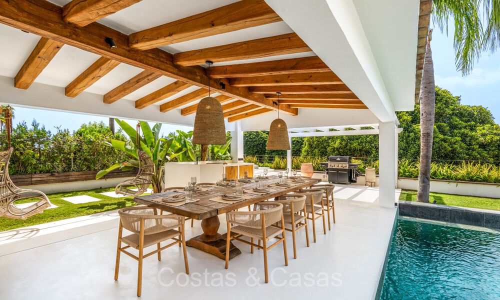 Villa de lujo elegantemente renovada en venta, junto al campo de golf en Nueva Andalucía, Marbella 72328