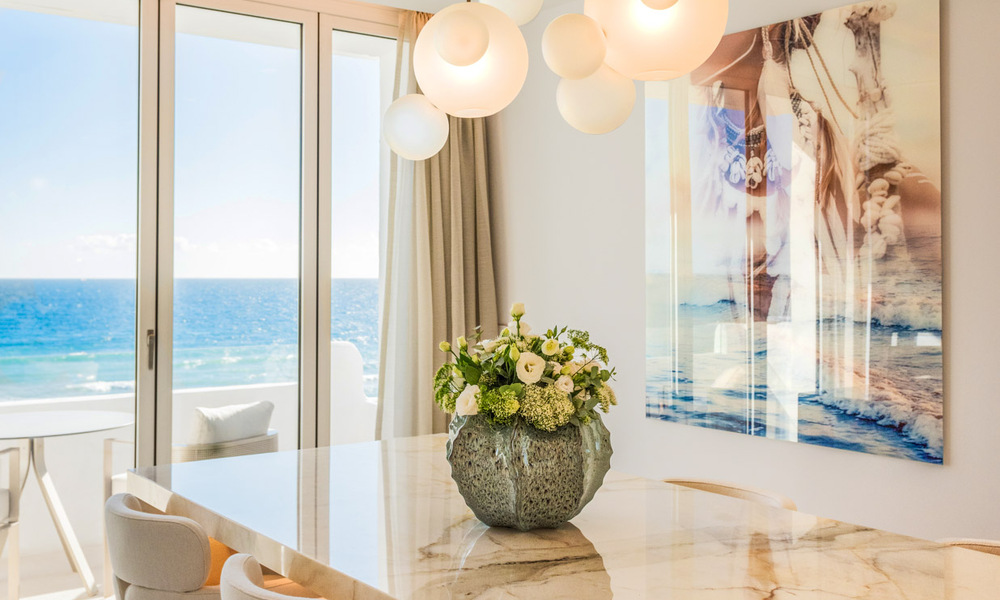 Prestigioso ático con vistas frontales al mar en venta, primera línea de playa en Puente Romano, Milla de Oro, Marbella 72335