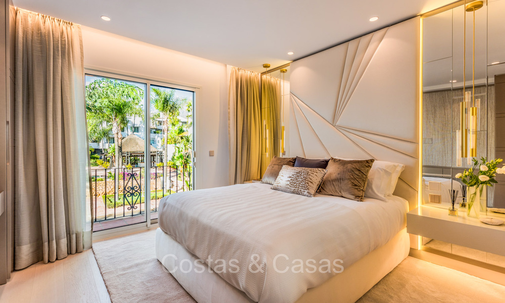 Prestigioso ático con vistas frontales al mar en venta, primera línea de playa en Puente Romano, Milla de Oro, Marbella 72337