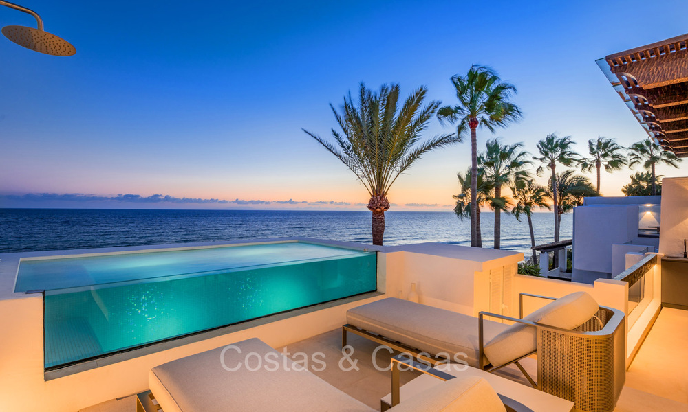 Prestigioso ático con vistas frontales al mar en venta, primera línea de playa en Puente Romano, Milla de Oro, Marbella 72340