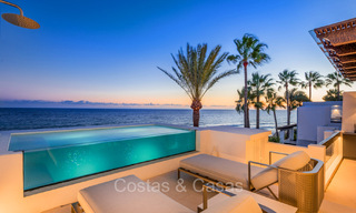 Prestigioso ático con vistas frontales al mar en venta, primera línea de playa en Puente Romano, Milla de Oro, Marbella 72340 