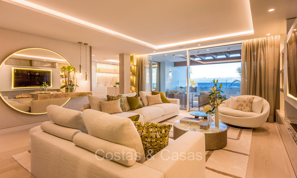 Prestigioso ático con vistas frontales al mar en venta, primera línea de playa en Puente Romano, Milla de Oro, Marbella 72341