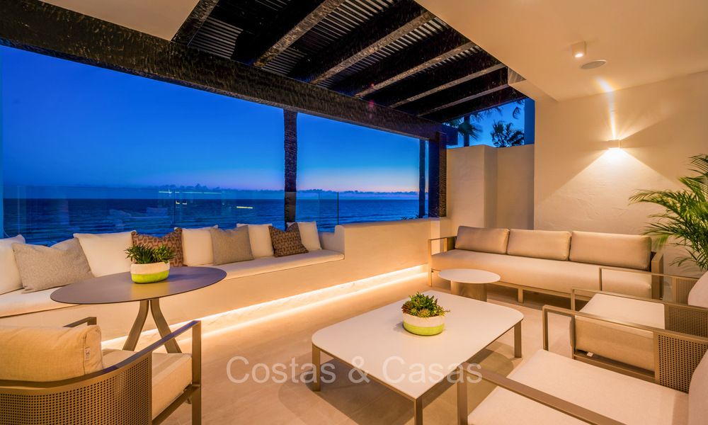 Prestigioso ático con vistas frontales al mar en venta, primera línea de playa en Puente Romano, Milla de Oro, Marbella 72343