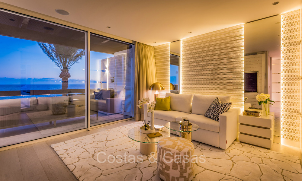 Prestigioso ático con vistas frontales al mar en venta, primera línea de playa en Puente Romano, Milla de Oro, Marbella 72352