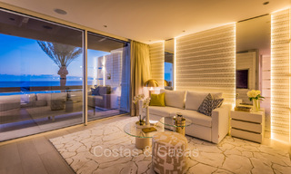 Prestigioso ático con vistas frontales al mar en venta, primera línea de playa en Puente Romano, Milla de Oro, Marbella 72352 