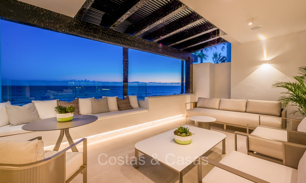 Prestigioso ático con vistas frontales al mar en venta, primera línea de playa en Puente Romano, Milla de Oro, Marbella 72357