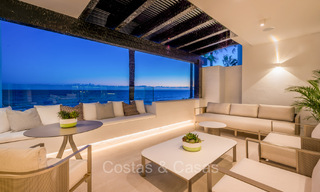 Prestigioso ático con vistas frontales al mar en venta, primera línea de playa en Puente Romano, Milla de Oro, Marbella 72357 