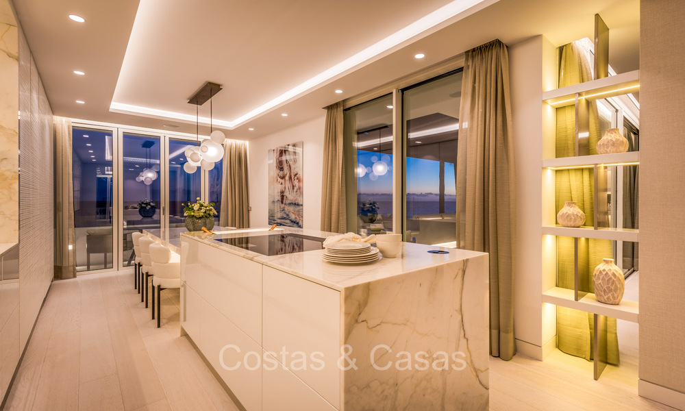 Prestigioso ático con vistas frontales al mar en venta, primera línea de playa en Puente Romano, Milla de Oro, Marbella 72358