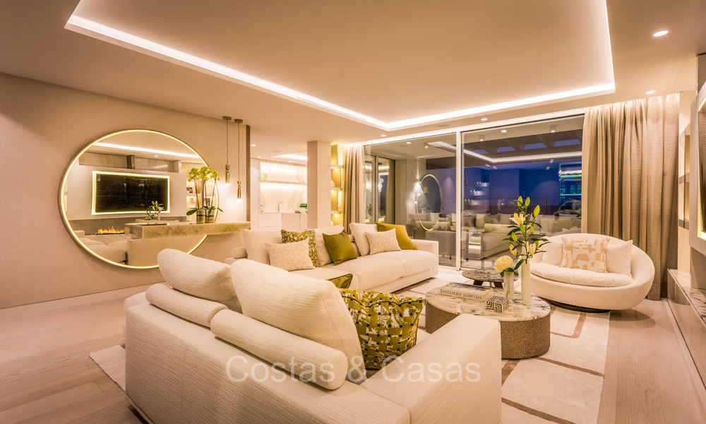 Prestigioso ático con vistas frontales al mar en venta, primera línea de playa en Puente Romano, Milla de Oro, Marbella 72359