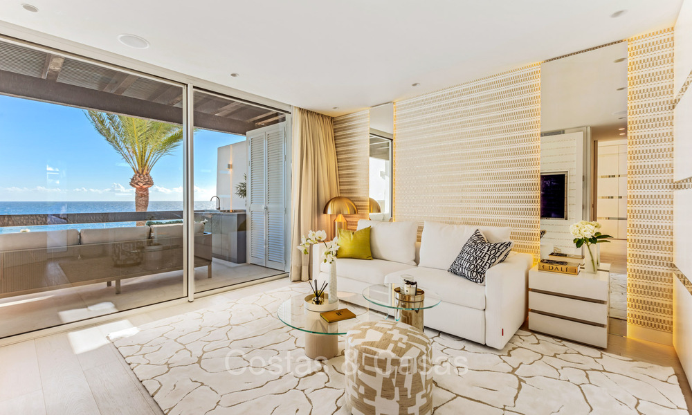 Prestigioso ático con vistas frontales al mar en venta, primera línea de playa en Puente Romano, Milla de Oro, Marbella 72381