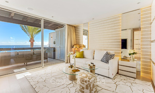 Prestigioso ático con vistas frontales al mar en venta, primera línea de playa en Puente Romano, Milla de Oro, Marbella 72381 