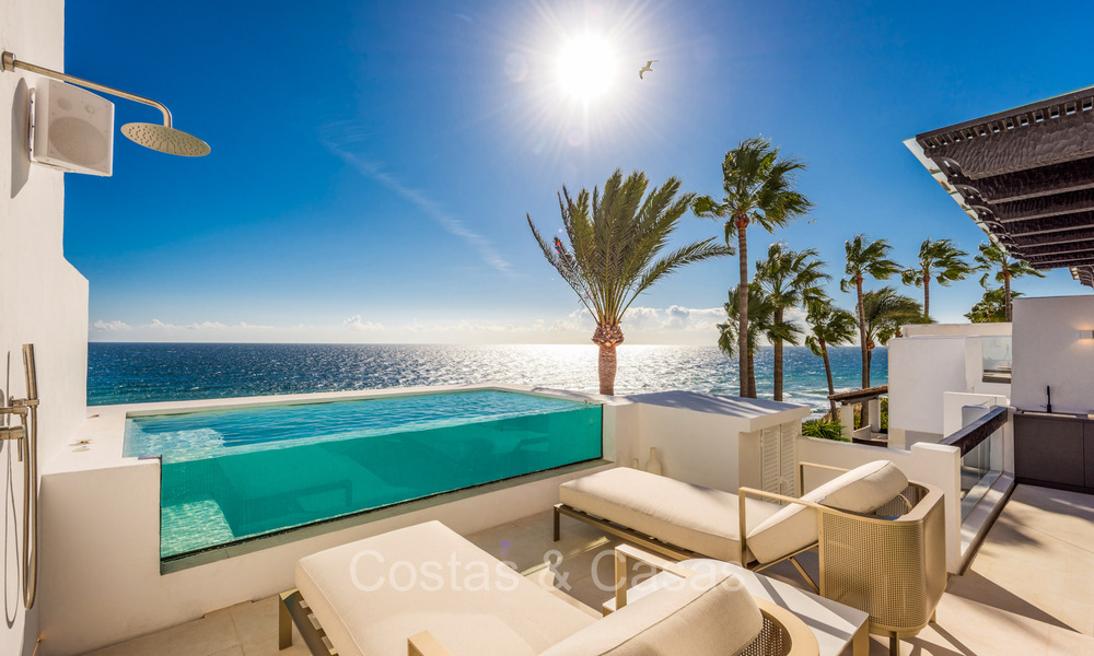 Prestigioso ático con vistas frontales al mar en venta, primera línea de playa en Puente Romano, Milla de Oro, Marbella 72383