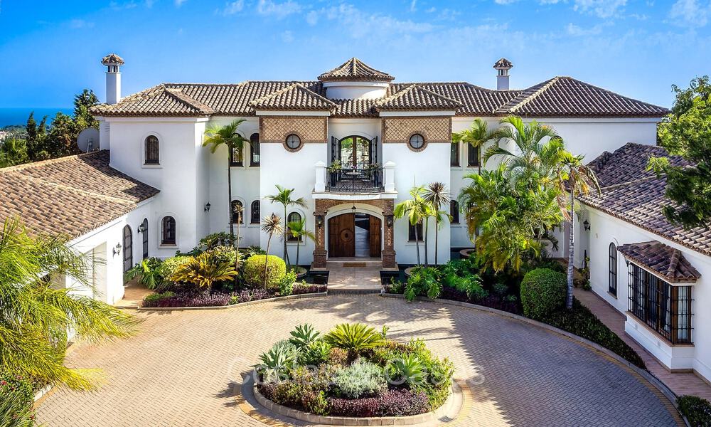 Majestuosa villa de estilo tradicional en venta, con vistas panorámicas al mar en Marbella - Benahavis 72552