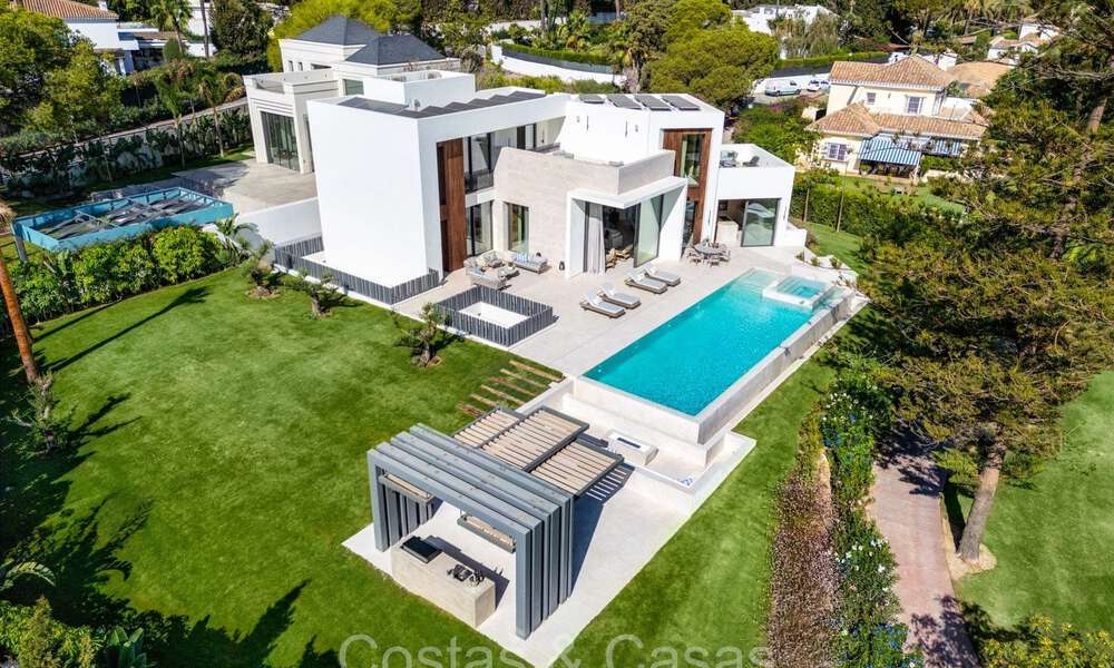 Villa boutique de arquitectura en venta, primera línea de golf Las Brisas en Nueva Andalucía, Marbella 72629